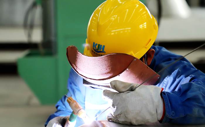 公海彩船技术工人干活实景 公海彩船技术工人干活实景